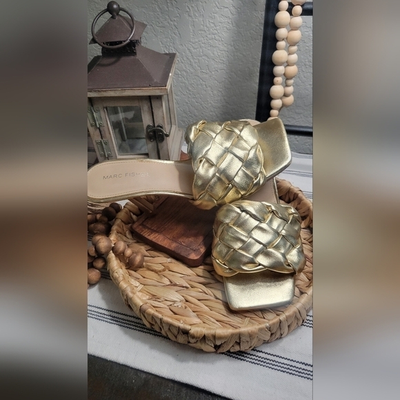 Marc Fisher Brizo Sandal GOLD EUC - Picture 5 of 11